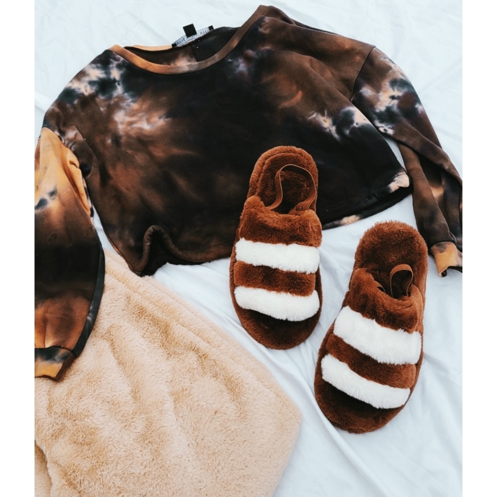 🚨LAST CHANCE// Brown fur slides - Picture 2 of 4